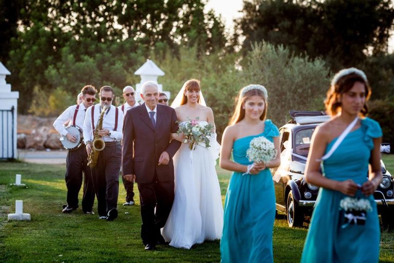 Bridal-procession-with-bridemaids-and-playing-band